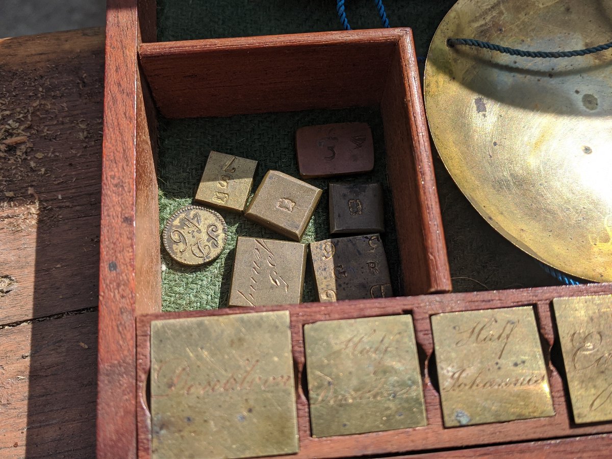 Old-Banker's-Scale-With-Weights-For-Doubloon-And-Other-Denominations