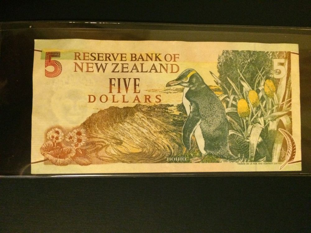 Help-With-Facts-An-AU-$5-Note-And-A-NZ-$5-Note