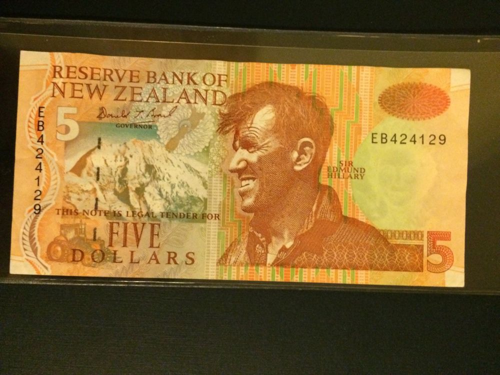 Help-With-Facts-An-AU-$5-Note-And-A-NZ-$5-Note