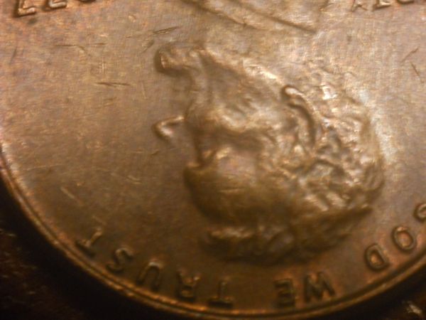 Lincoln-1977-D.-Missing-Part-Of-Nose?-DD-Liberty?