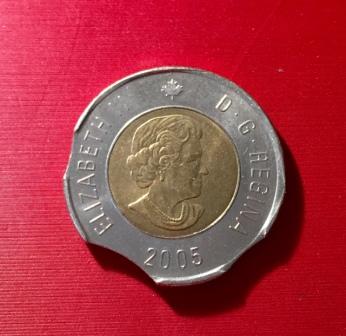 2005-Toonie-With-3-Clips?