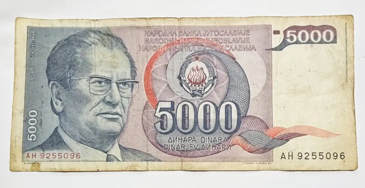 Post-Your-Numismatic-Items-With-Someone-Wearing-Glasses