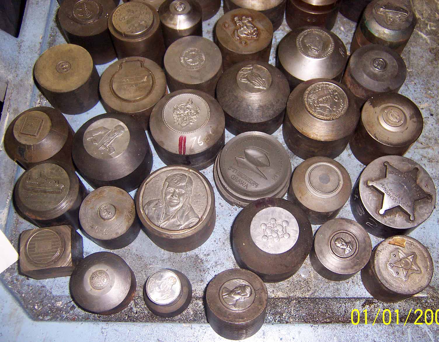 Interesting-Lot-Of-Roger-Williams-Hubs-&-Dies