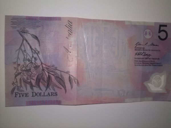 Aus$5-Note-Missing-The-Queens-Head.