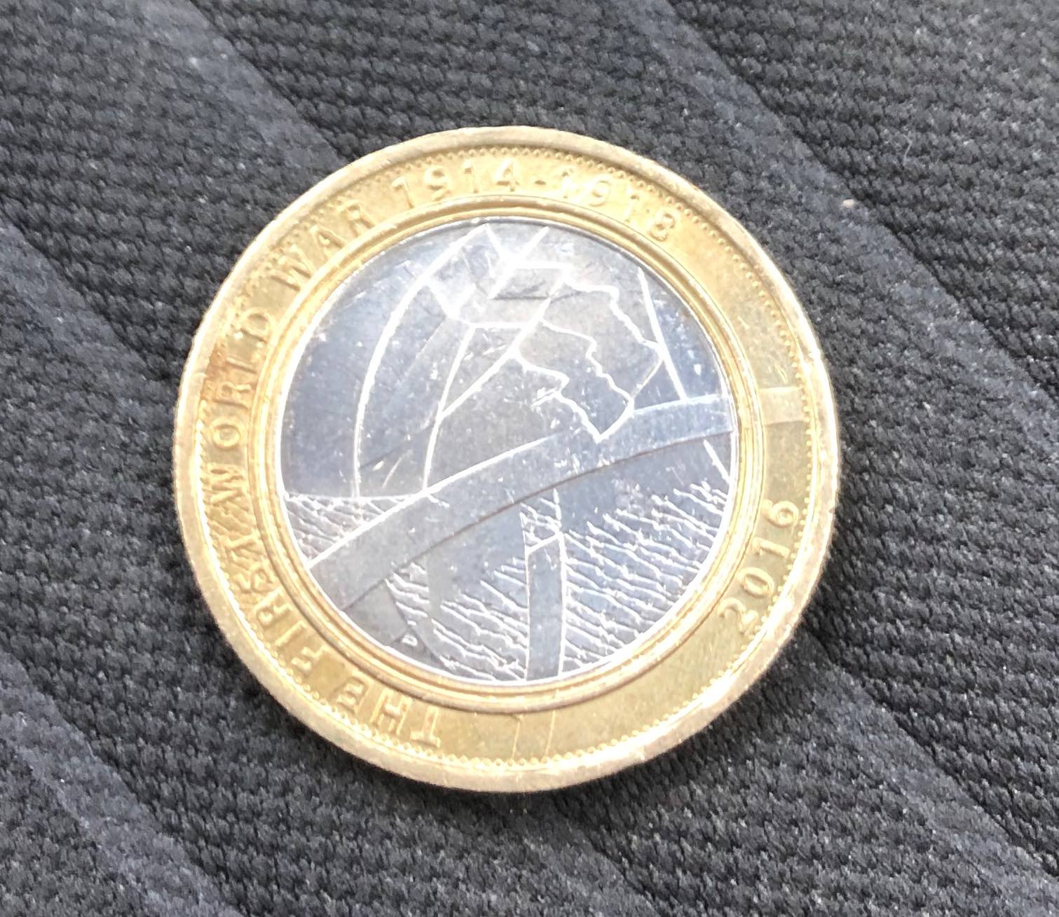 £2-Mint-Error-First-World-War-Army-Writing-On-Edge-Upside-Down-And-Too-Far-Round