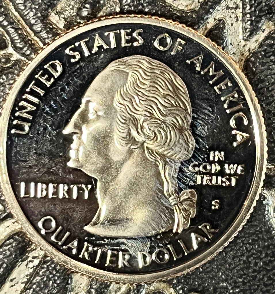 2001--S-Kentucky-State-Quarter---Hairs-Or-Error?-Behind-'America-And-Quarter-Dollar-On-Face-Side
