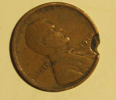 Lincoln-1919-Penny-With-Damage-Or-Something-Else?