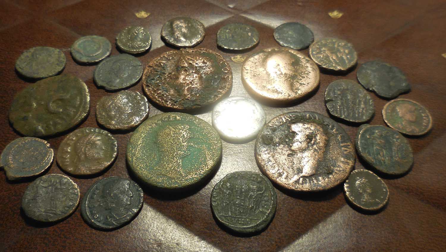 Photographing-Silver-In-The-Midst-Of-Bronze,-Cool-Effect!