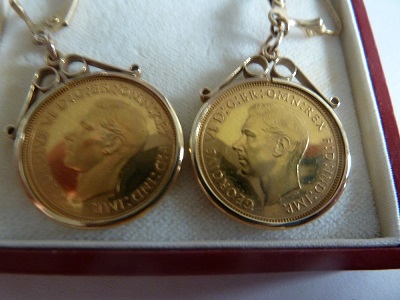 Buying-A-Bundle-Of-Jewellery-With-Sovereigns...