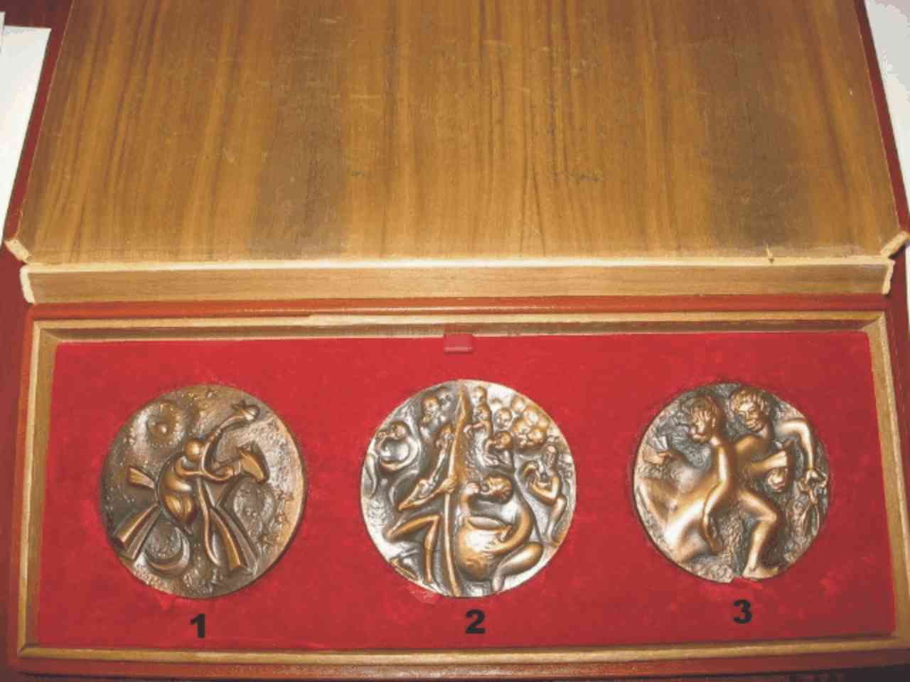 Need-Help-Identifying-This-3-Medallions-Set