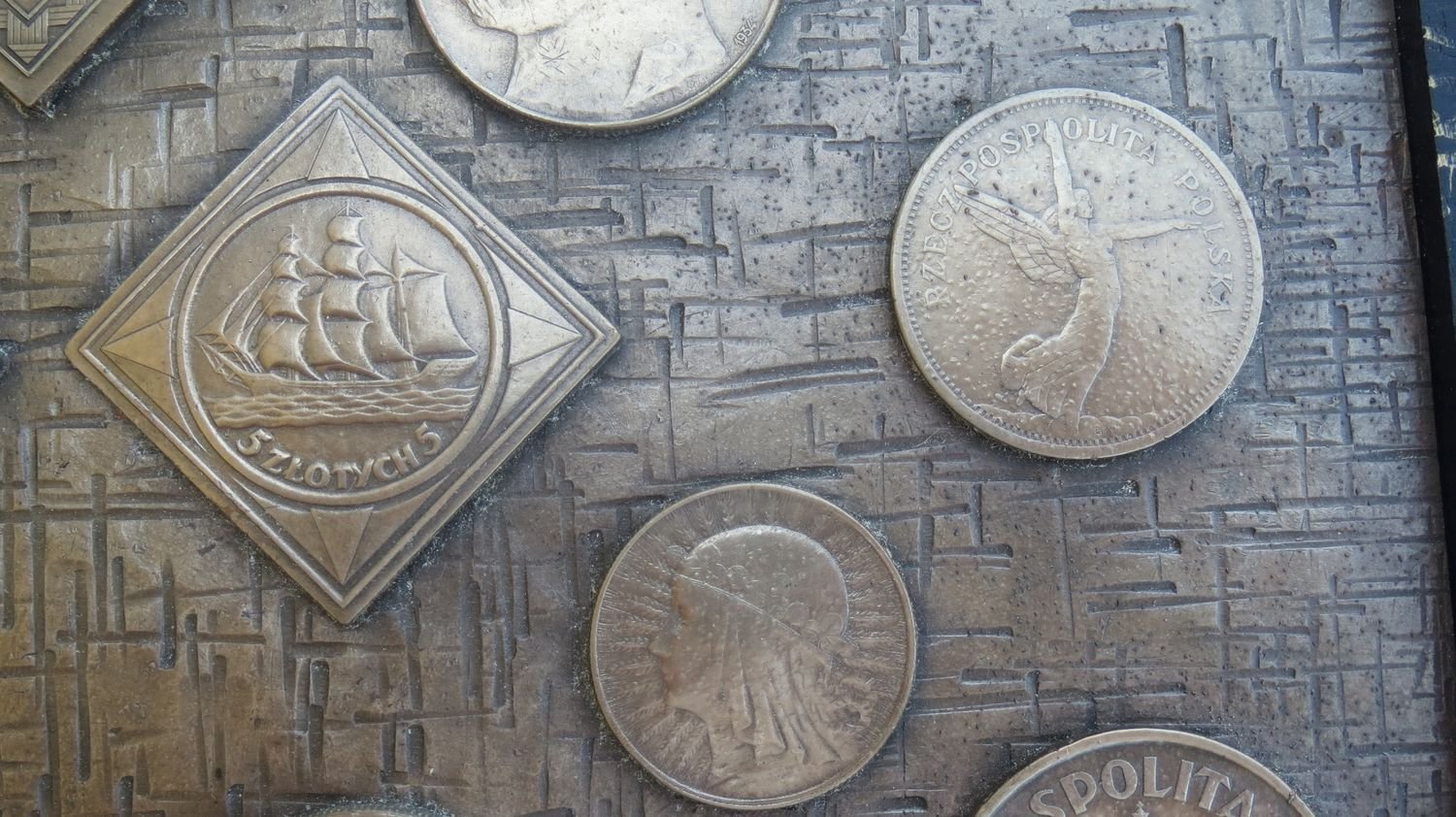 Think-These-Are-Real-Coins-On-The-Lid-Of-Box?-Help-Needed