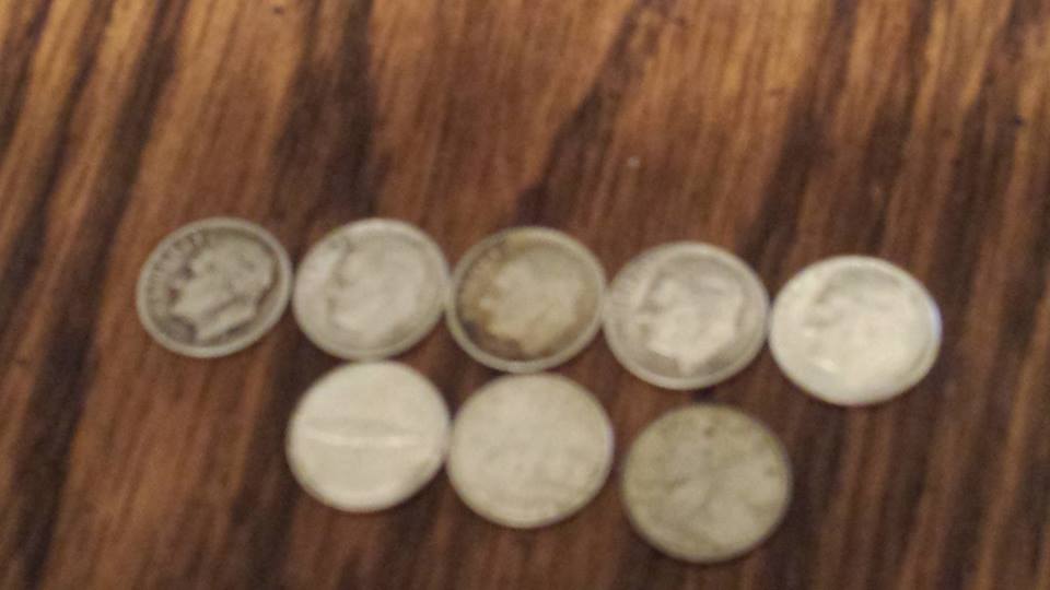 Michigan:-Coin-Searching-Dimes,-Nickels,-Pennies,-Quarters,