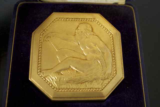 I-Need-Help-Identifying-This-Medal-Please.