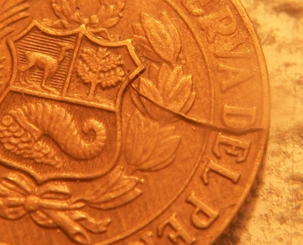 25-Centavos-Cracked-Die?