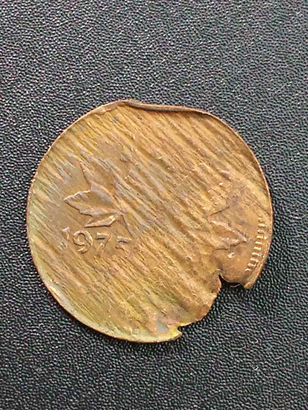 1975-1-Cent-Ragged-Clip-Split-Planchet?