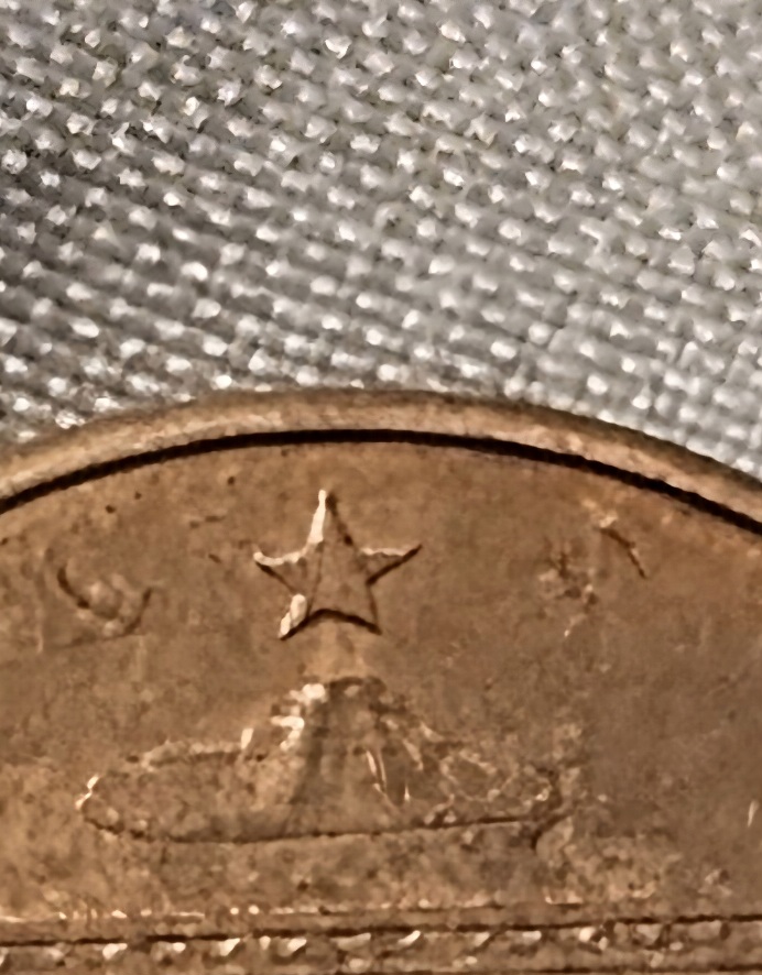 2001-Penny,-With-Unusual-Marking-Above-Memorial-On-Reverse