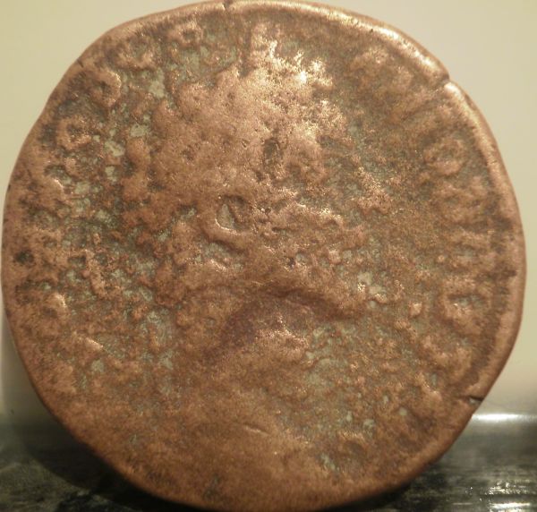Commodus-Seated-Liberalitas