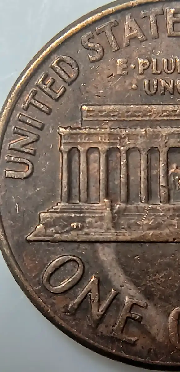 1970-Lincoln-Penny-With-Unknown-Design-In-Front-Of-The-Portrait.