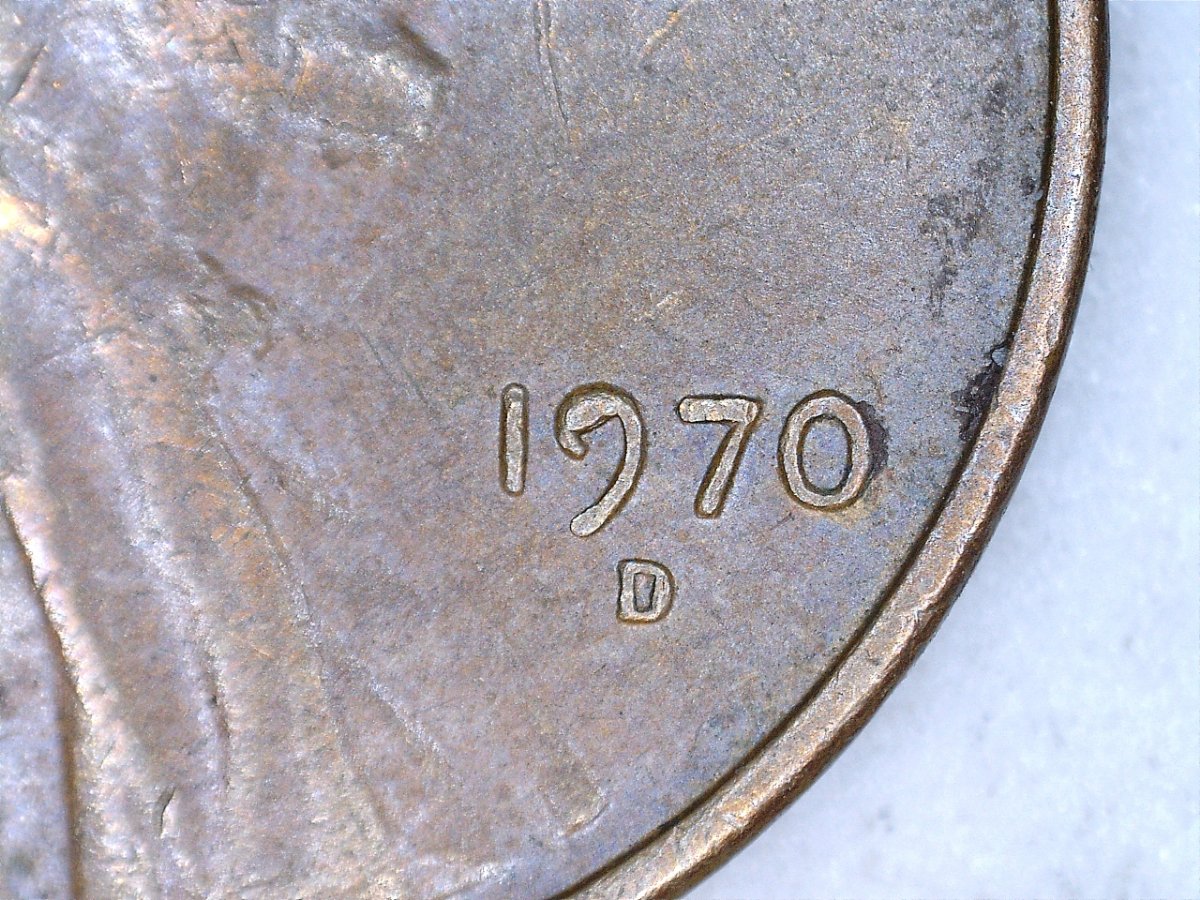 1970-D-Lincoln-Cent-With-Die-Chip/Break-?-On-Top-Of-The-