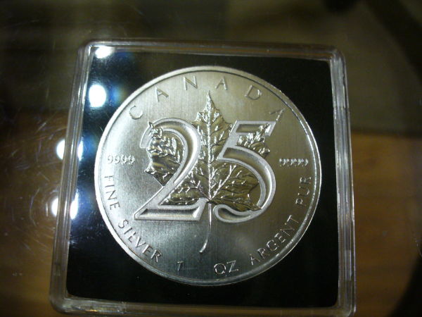 Canada-2013-25th-Anniversary-Maple-Leaf
