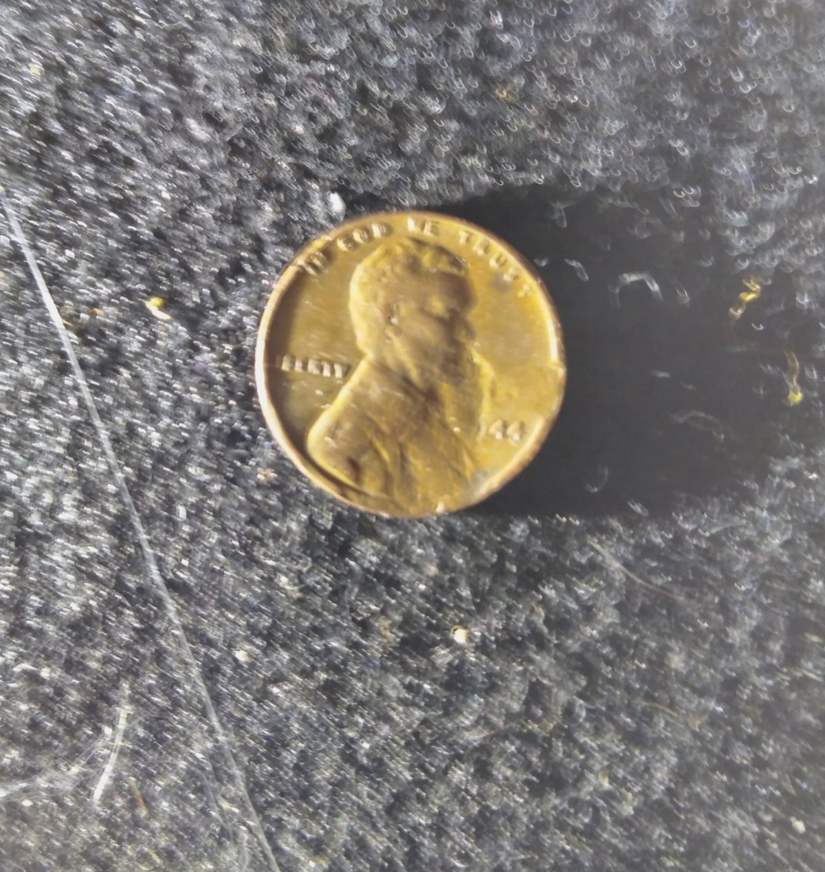 Help-Please.-Is-This-A-Minting-Error-Or-Something-Else.-1944-Wheat-Penny