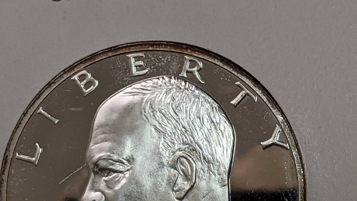 1971-S-Proof-Ike-Funny-Foot-Close-Examination