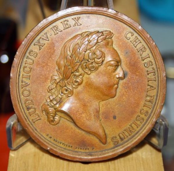 Looking-For-Help-Identifying-&-Valuing-This-French-Medallion