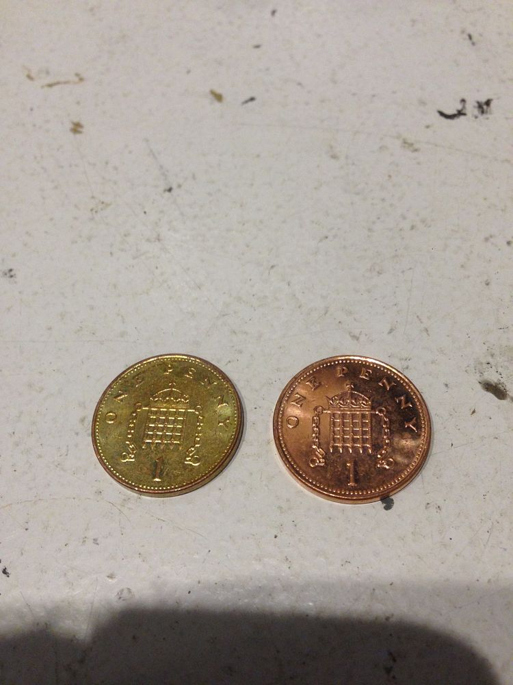New-Collector-From-England-With-Gold-Colored-2000-1-Pence