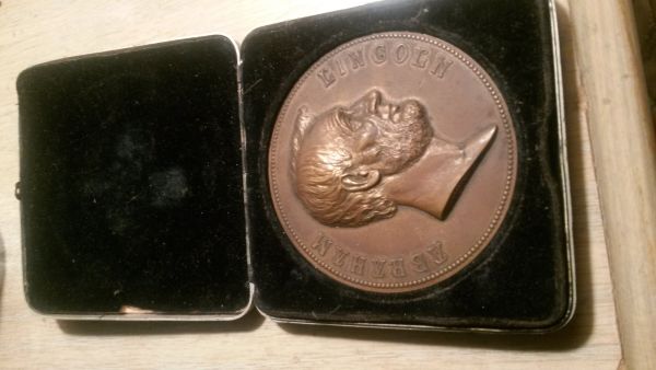 Lincoln-Medal-With-Case?