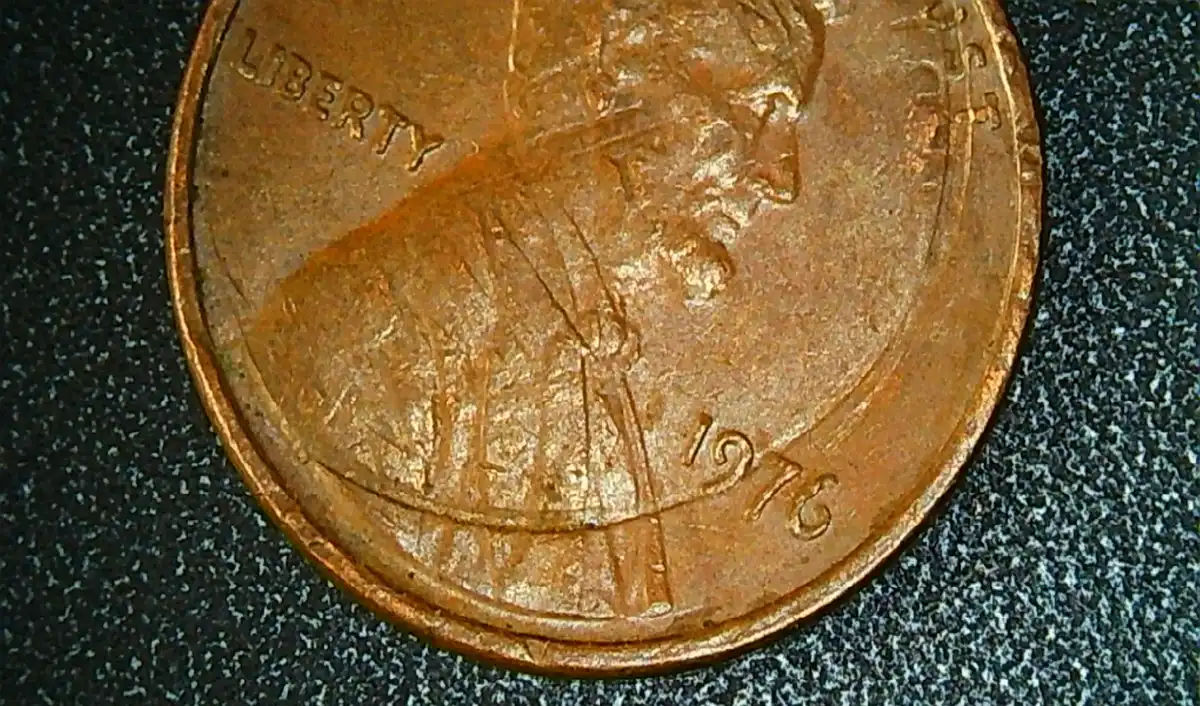 1976-P-LMC-Indent-Obverse-Error-Lincoln's-Face-Has-Part-Of-The-Memorial-From-The-Reverse.