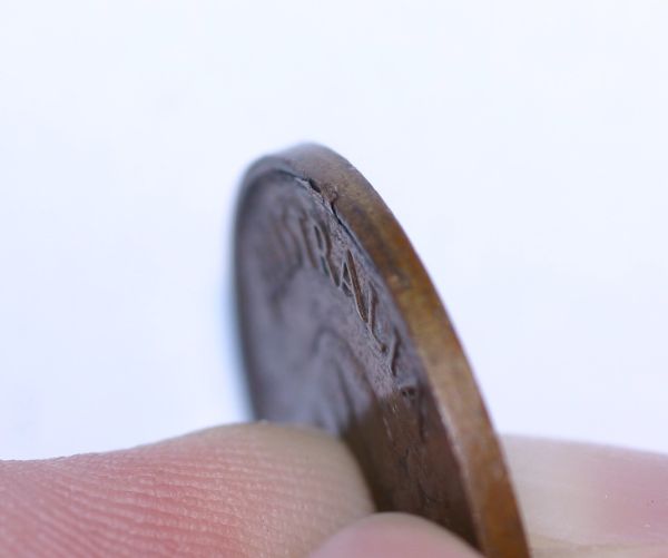 1960-Half-Penny---Strange-Edge-Flake---Any-Ideas?